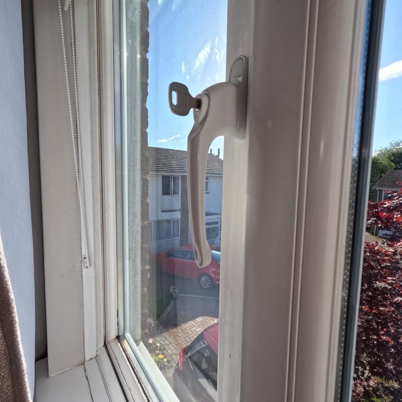 💥 Easy To Install and Modern White Window Handle with Choice of Spindle Lengths and Snap-short Screws