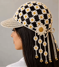 Animated view of the ivory sunflower crochet hat