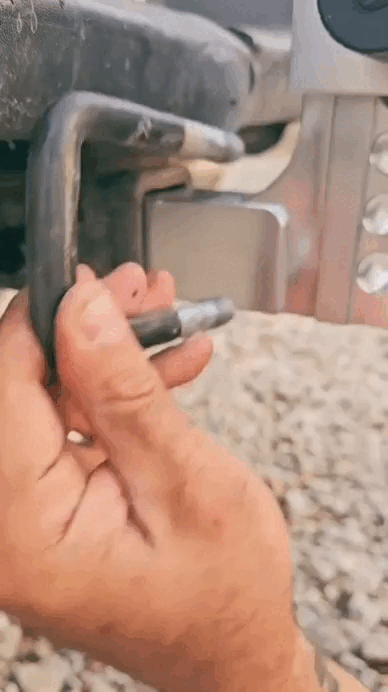 Trailer hitch anti-rattle stabilizer tightening a receiver-mounted accessory